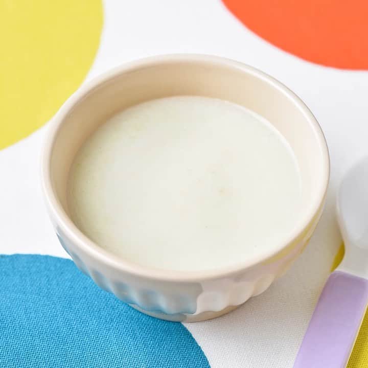HAPIKU HAPIKU（ハピク）のインスタグラム：「★保育園給食のレシピ紹介★ じゃがいもと豆乳でほっこり♪【じゃがいもの豆乳ポタージュ】 重ね煮で作るやさしい味わいのポタージュです。 濃度はお好みに合わせて水の量で加減して、夏はさらりと薄めに、冬はとろりと濃いめにするのがおすすめですよ。 刻んだパセリやカラーピーマンを飾ってもきれいですね。 ============================= 【特集】朝に飲みたい♪からだが温まる豆乳ぽかぽかスープ https://shoku.hapiku.com/recipe/osusume/191/ レシピなど詳細はプロフィールのリンクからもみることができるよ！ ============================== #HAPIKU #HAPIKUレシピ #保育園給食のHAPIKU #保育園給食メニュー #保育園給食レシピ #食育のHAPIKU #乳幼児の食情報 #乳幼児のごはん #幼児食レシピ #幼児食 #保育園 #保育園給食 #保育園おやつ #保育園弁当 #保育園栄養士 #食育 #子育て #こどもごはん #こどものおやつ #こどものいる暮らし #新米ママ #スープ #ポタージュスープ #じゃがいもの豆乳ポタージュ #豆乳レシピ #豆乳 #豆乳スープ #じゃがいも #じゃがいもレシピ #キャベツ」