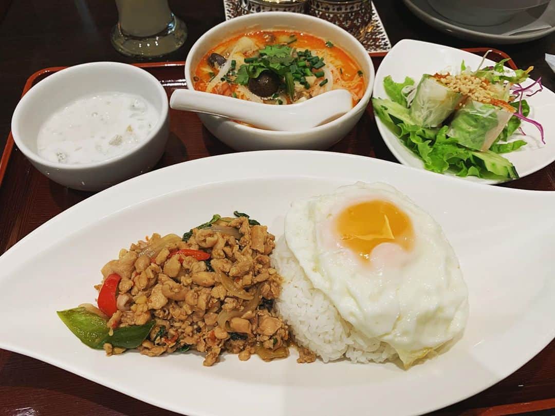 小池ジョアンナさんのインスタグラム写真 - (小池ジョアンナInstagram)「Thai food!! 🇹🇭💕😋  タイ料理大好き〜✨✨  最近ガパオライスにはまってる！  うちのママは辛いのが好きすぎていつも辛い料理に更にスパイスを加えてる…🌶  #thaifood #thaifoodlover #thaifoodie #thaifoodlunch #thailand🇹🇭 #thaifoodstagram #thaifoodfans  #hotspicy #spice #gapaorice #gapao #tomyam #coconutmilk #tomyamsoup #tomyamramen #トムヤムラーメン #ガパオライス  #lunch #lunchtime #lunchtime🍴#havinglunch #ethnic #ethnicfood」10月1日 16時48分 - joan711