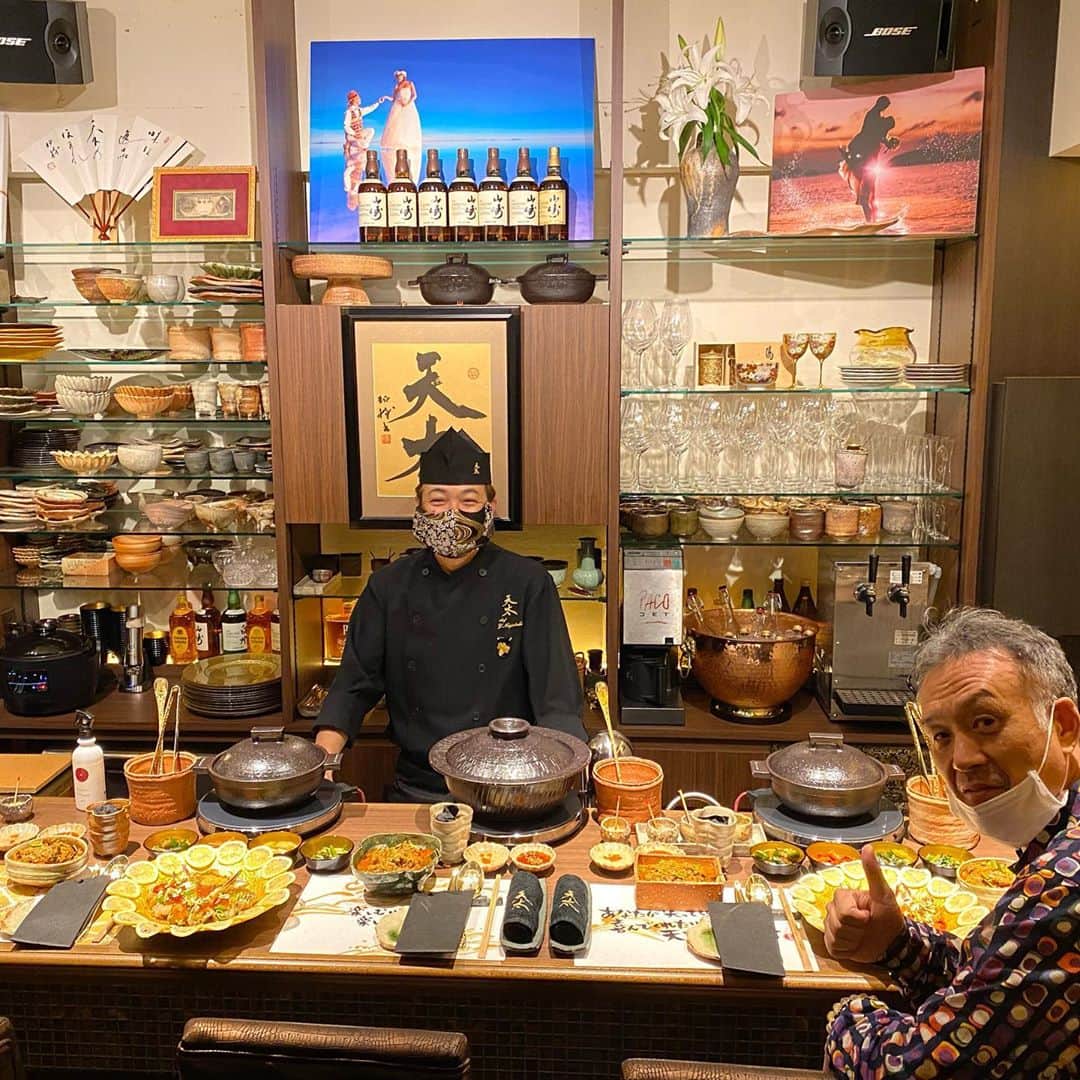 山岸久朗さんのインスタグラム写真 - (山岸久朗Instagram)「完全予約制・住所非公開・会員制の韓国料理「天太」さんへ。 まるで劇場みたいでメチャ楽しくて美味しいお店！ 最後の乾麺の器、ナメック星の家にありそうやなぁ。 #天太 #北新地 #韓国料理 #会員制 #予約困難店  #和泉修 #圭修ファイブ  #ケケケケケイシュウファイ #カンジャンケジャン #キムチ #タッカンマリ #クッパ #うにドッグ #蒸し豚 #豚足 #乾麺 #北新地グルメ #北新地ディナー #korea #koreanfood  #山岸久朗 #山岸弁護士 #山岸弁護士が飯テロ中」10月1日 16時59分 - yamaben