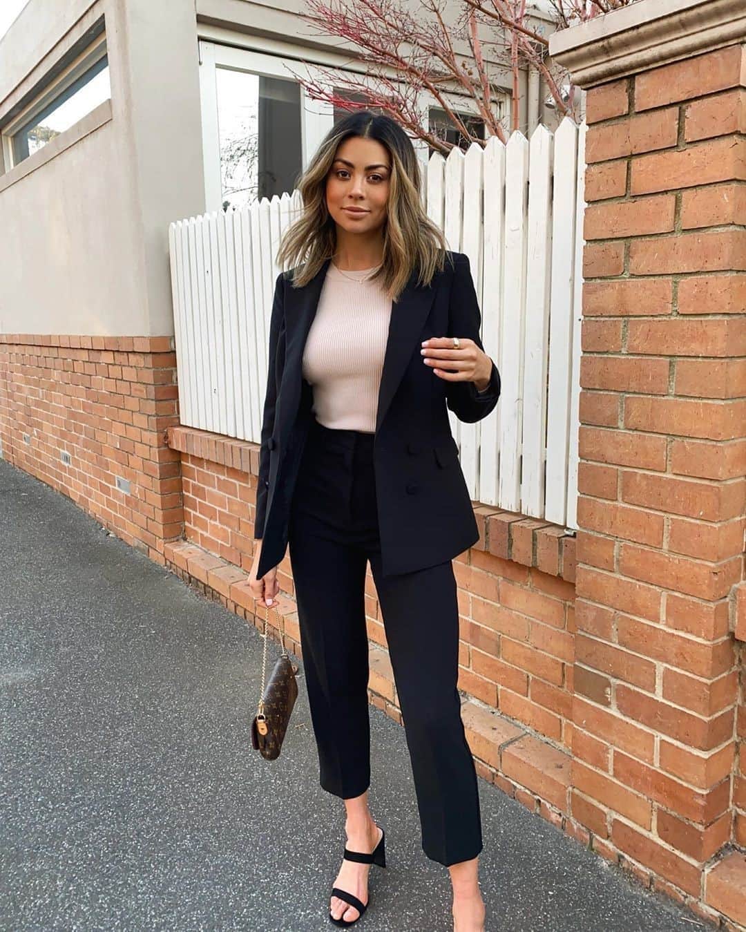 クーカイのインスタグラム：「#backtowork avec le top Lola et l’ensemble Delta.  #newco #kookai #style」