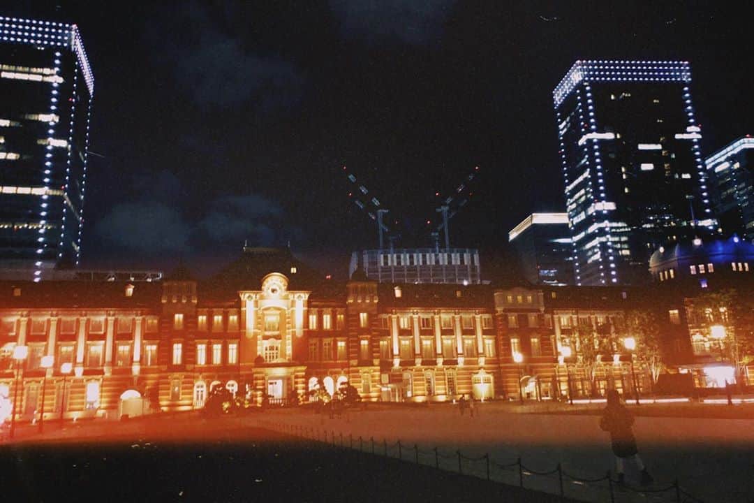 美沙玲奈さんのインスタグラム写真 - (美沙玲奈Instagram)「東京駅の広場は、 不思議と空気が澄んでるように感じます。 いつもは感じない、高層ビルのライトがキラキラしてて、思わず写真を撮ってしまうくらい📷  #東京駅 #広場 #フィルム #film #奇跡 #の #1枚 #ライトアップ #夜」10月1日 17時00分 - rei777_official