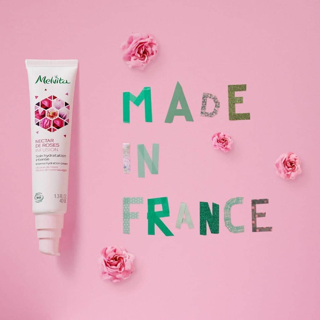 Melvita Officialのインスタグラム：「Savez-vous pourquoi tous nos soins sont formulés et fabriqués en France 🇫🇷 depuis plus de 35 ans ? 🐓 pour préserver l’environnement. Cela permet de diminuer notre empreinte carbone 🐓 pour booster le dynamisme local 🐓 parce que le savoir-faire de nos équipes françaises est un gage de qualité reconnu dans le monde entier.  Dites-nous si pour vous le made in France en cosmétique est important ?  #melvita #nectarderose #gogreen #mapeauauvert #rose #hydratationintense #cosmetiquebio #cosmetiquenaturelle #cleanbeauty  #madeinfrance #madeinfrancewithlove #madeinfrance」