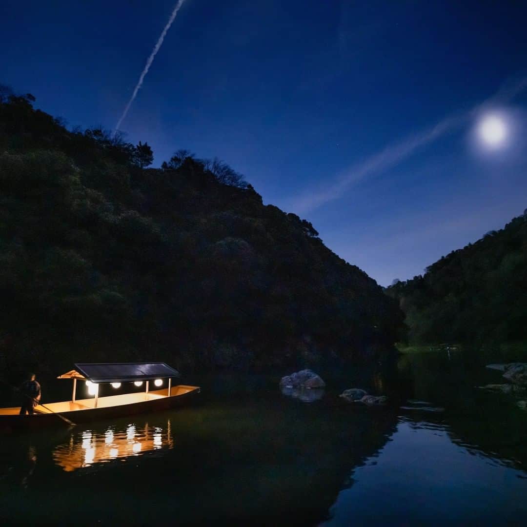 星野リゾートさんのインスタグラム写真 - (星野リゾートInstagram)「【月夜を楽しむアクティビティ「奥嵐山の月明かり舟」】  "Moonlight boat in Okuarashiyama" - an activity to enjoy the moonlit night  京都府・嵐山にある全室リバービューの旅館「星のや京都」は、2020 年 9 月 26 日〜10 月 4 日、10 月 25 日~11 月 2 日の期間、月夜を楽しむアクティビティ「奥嵐山の月明かり舟」を開催します。  当館専用の屋形舟「翡翠(ひすい)」に乗って静かな大堰川(おおいがわ)の上を進み、嵐山ゆかりの日本酒を味わいながら月を愛でるアクティビティです。月の名所・嵐山で平安貴族さながらに屋形舟から月を愛でることで、日常を離れて秋の夜を過ごすことができます。  #HoshinoResorts #星野リゾート #hoshinoya #星のや #hoshinoyaKyoto #星のや京都 #Kyoto #Arashiyama #京都 #京都府 #嵐山 #月明かり #舟 #月夜 #日本酒 #屋形船 #月」10月1日 17時00分 - hoshinoresorts.official