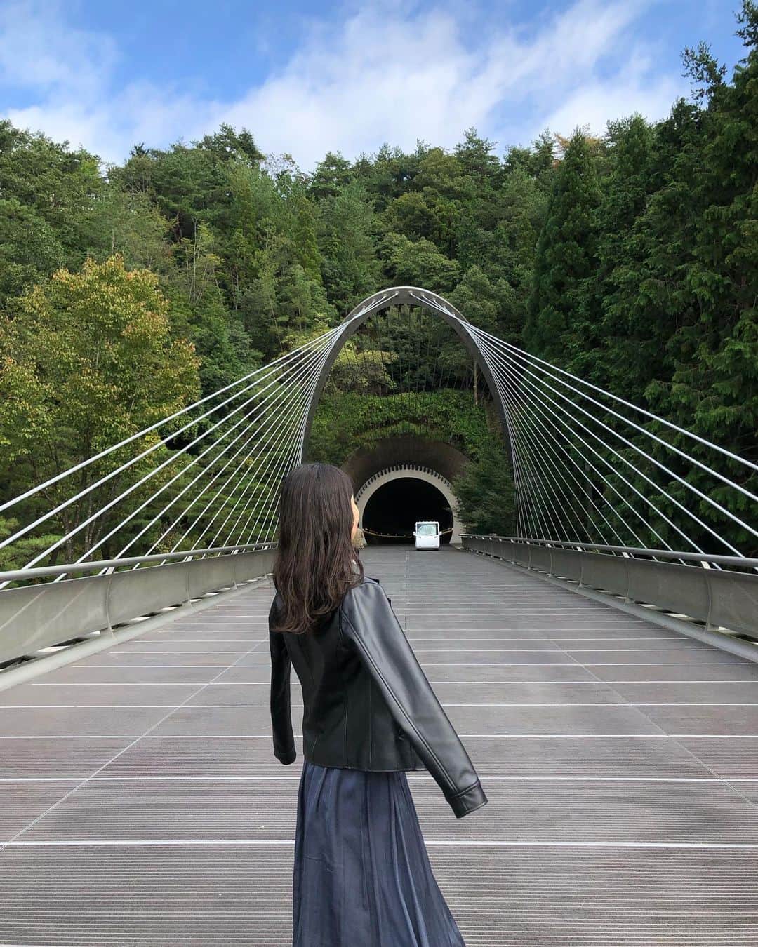 小川沙樹のインスタグラム：「芸術の秋ということで美術館巡りをしたいんですが近場でオススメないですか👩‍🎨？ ちなみに写真は去年行ったMIHO MUSEUM！」