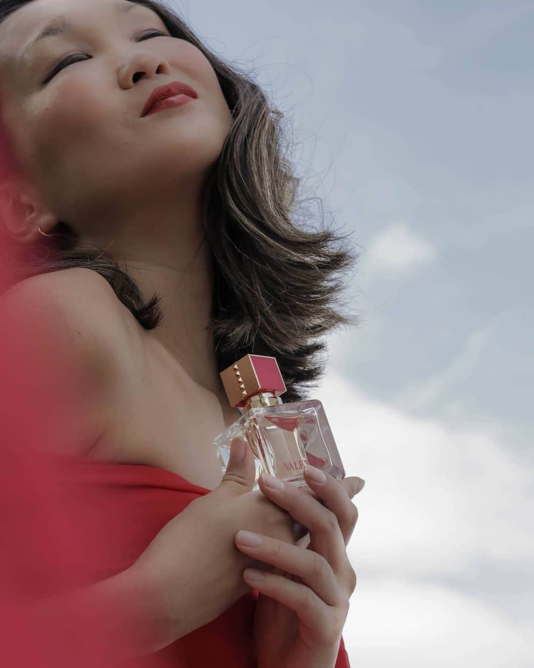 Mariko Kuoさんのインスタグラム写真 - (Mariko KuoInstagram)「My Voice, My Strength.  Introducing the new fragrance from @valentino.beauty Voce Viva.  A new fragrance which stands for female voices and the empowerment of our individual traits.  This new fragrance really resonates with me as I think our voices are one of the most powerful tools we have to share our story and messages.  I personally love using my voice to share my experience of working in the City, how to dress for the office and being a working mum.  Being able to talk about these passions of mine and hearing everyone's personal experiences have been emotionally empowering for me.  For anyone who fancies discovering the Voce Viva fragrance more, you can get free samples of the fragrance through the link in my Stories. #ValentinoVoceViva #ad」10月1日 17時00分 - marikokuo