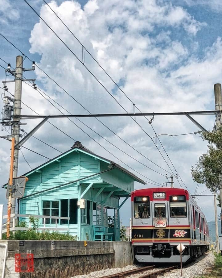 ?長野県 観光 公式インスタグラム さんのインスタグラム写真 - (?長野県 観光 公式インスタグラム Instagram)「//﻿ Photo by @tabun774 ﻿ Pastel blue Yagisawa Station﻿ (Ueda City)﻿ ﻿ Yagisawa Station is an unmanned station along the Ueda Dentetsu Bessho line, which connects Ueda City and Bessho Onsen. Delightfully small and bright, the station is an adorable stop on your journey through Ueda’s countryside.﻿ ﻿ Its appearance has made it a popular backdrop for many promotional videos and photo shoots.﻿ ﻿ May this colorful little station brighten your trip through Ueda’s countryside as well.﻿ ﻿ ＝＝＝＝＝＝＝＝＝﻿ ﻿ パステルブルーの駅舎﻿ 「八木沢駅」﻿ ＠上田市﻿ ﻿ 別所温泉と上田を結ぶ﻿ 上田電鉄別所線の無人駅「八木沢駅」🚃﻿ ﻿ 色合いがかわいらしい﻿ ブルーの駅舎が特徴です🎨﻿ ﻿ 風情あるロケーションから﻿ プロモーションビデオや﻿ 写真集の撮影にも使われています📸﻿ ﻿ 色鮮やかな駅舎が﻿ 旅の気分を盛り上げてくれそうですね✨﻿ ﻿ ＿＿＿＿＿＿＿＿＿ ﻿ ﻿ 📸インスタアワード作品募集中📸﻿ 応募期間8/19～11/10﻿ 詳しくはプロフィールのリンクからご覧ください﻿ ﻿ @nagano_japan﻿ @jr_nagano_train﻿  をフォローして﻿ 応募期間(8/19～11/10)内に ﻿ 長野県内で撮った写真に﻿ #長野の車窓から﻿ #”撮影場所”﻿ を付けて投稿するだけ✨﻿ ﻿ ＿＿＿＿＿＿＿＿＿﻿ ﻿ Location / Ueda City, Japan ﻿ ﻿ #おうちでながの﻿ #長野のいいところ ﻿ #八木沢駅﻿ #上田市」10月1日 17時00分 - nagano_japan