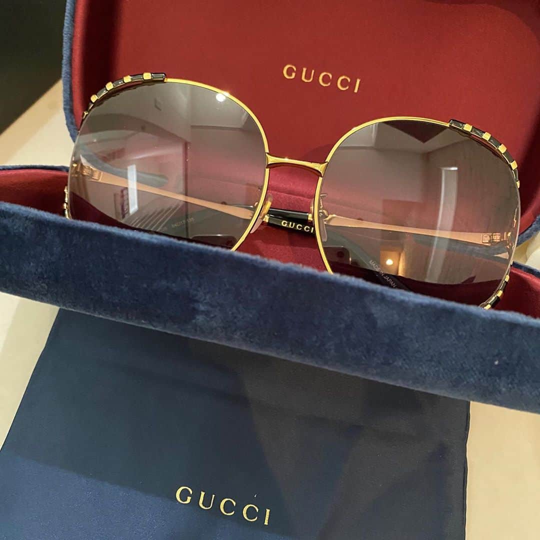 麻美さんのインスタグラム写真 - (麻美Instagram)「昆虫みたいな🕶サングラス ． @gucci  アキちゃんの真似したら 私も意外と似合うじゃん🤣✌️ ． GUCCI 🆚FENDI . #gucci  #fendi  #sunglasses」10月1日 16時54分 - mami0s