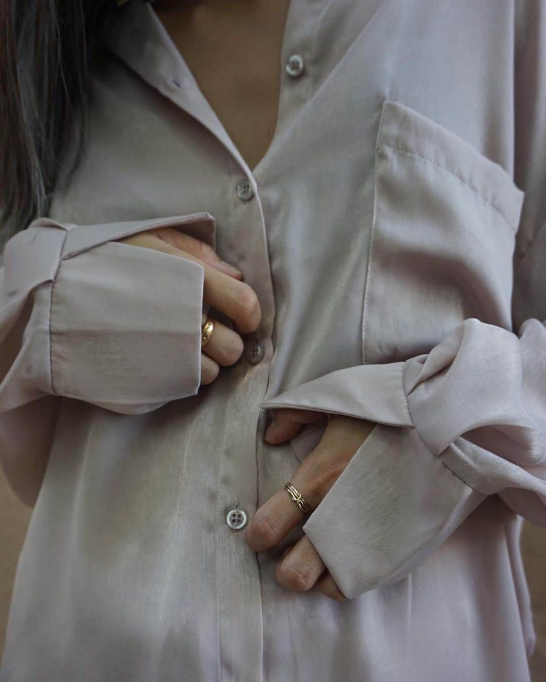 佐野真依子さんのインスタグラム写真 - (佐野真依子Instagram)「人気のサテンシャツ❤︎ 個人的に一目惚れしたカラーは PINKBEIGEの絶妙な色味❤︎ ■Light Satin Shirt ￥9,350 ヴィンテージ感のある マットサテン素材を使用した クラシックカラーの シンプルシャツ❤︎ 素材の滑らかさと落ち感のある サテンの素材感で高見えする1着に クラシックなシャツを 抜け感のある オーバーサイズシルエットに 仕上げてこなれた印象に❤︎ サイドのスリットや袖 の仕様もポイントです❤︎ インナーの上から羽織として 着用したりボトムに フロントインなどの 着こなしもオススメです❤︎ @trunc88_official  #trunc88」10月1日 16時59分 - sanomaisanomai