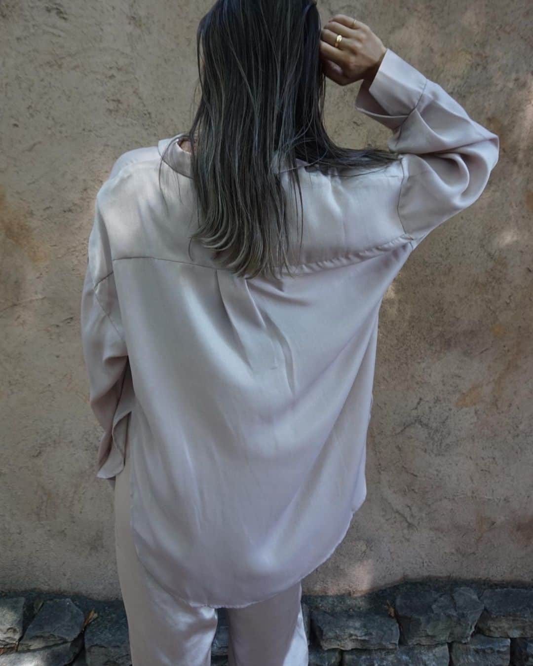 佐野真依子さんのインスタグラム写真 - (佐野真依子Instagram)「人気のサテンシャツ❤︎ 個人的に一目惚れしたカラーは PINKBEIGEの絶妙な色味❤︎ ■Light Satin Shirt ￥9,350 ヴィンテージ感のある マットサテン素材を使用した クラシックカラーの シンプルシャツ❤︎ 素材の滑らかさと落ち感のある サテンの素材感で高見えする1着に クラシックなシャツを 抜け感のある オーバーサイズシルエットに 仕上げてこなれた印象に❤︎ サイドのスリットや袖 の仕様もポイントです❤︎ インナーの上から羽織として 着用したりボトムに フロントインなどの 着こなしもオススメです❤︎ @trunc88_official  #trunc88」10月1日 16時59分 - sanomaisanomai