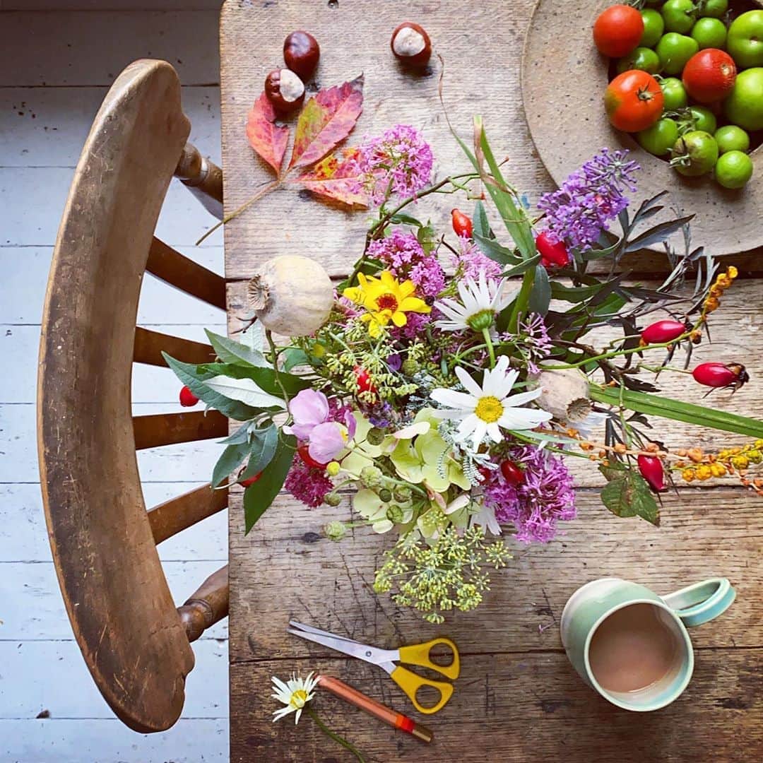 Tea and sittingのインスタグラム：「🌿🍂✨... #5ftinftable」