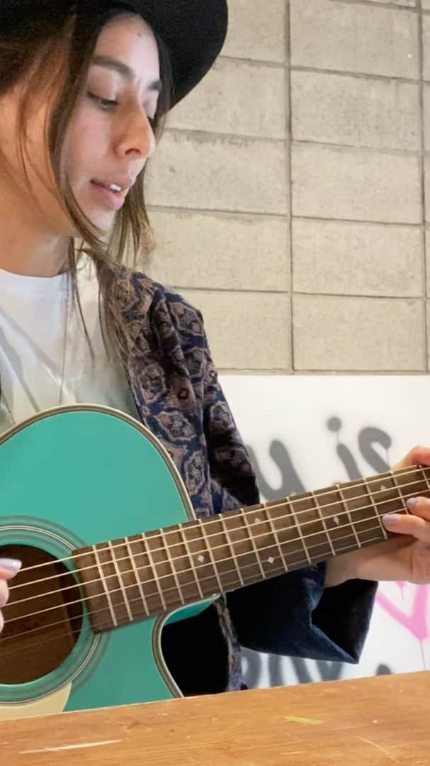 MiChiのインスタグラム：「Major throw back to the 90’s 😛💕 Sorry about the shitty guitar🤮lol #tbt#britneyspearscover#instacovers#hitmebabymoretime#singersongwriter」