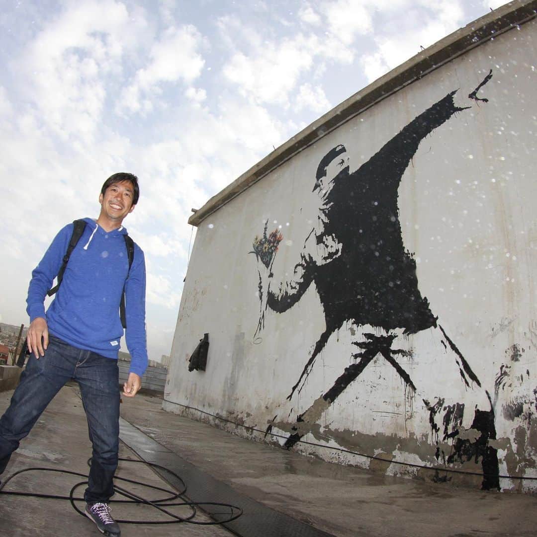 田中毅さんのインスタグラム写真 - (田中毅Instagram)「. 楽しみにしていたイベントの新しい会期が決定。 来年の8月からか…待ちきれない😎💨  #バンクシーって誰 #whoisbanksy  #banksy  #バンクシー  #バンクシー展  #Banksy展  #写真は随分前だけどパレスチナ自治区にて」10月1日 17時07分 - tanaka_ta_ke_shi