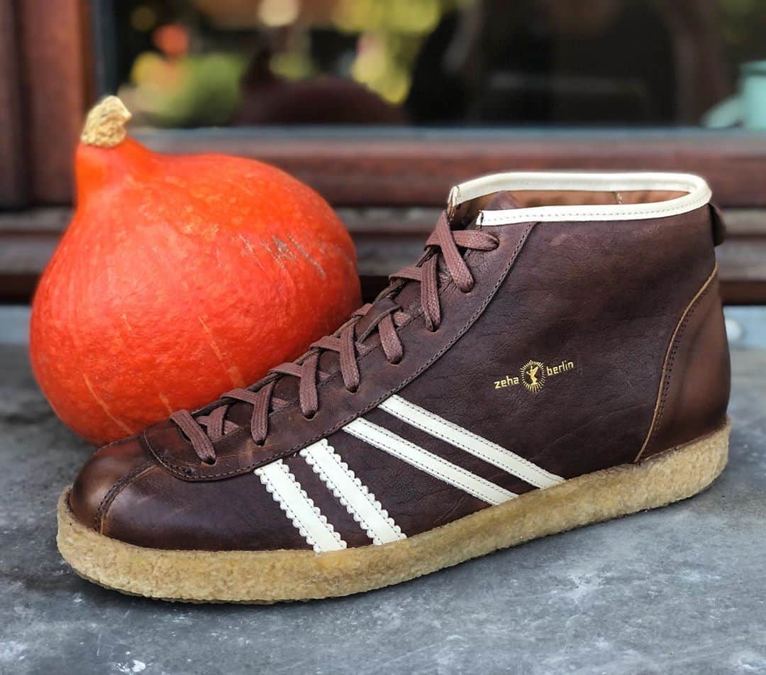 ツェハさんのインスタグラム写真 - (ツェハInstagram)「New! New! New! TRAINER Choco Brown 🍫 Besuche uns an unserem Stand auf dem Kürbisfest 🎃 vom 3. - 4. Okt. in Berlin. Unser Store in Schöneberg hat auch an dem Sonntag geöffnet!  #zehaberlin #sneakers #trainer #chocolate #oldgermanbrand #vintage #heritage #madeineurope #brown #zucca #pumpkin #kürbis #handmade #handgefertigt #fair #leather #berlintrend #carlhässner #vintageclothing #vintagesportswear #football #photooftheday #vintagefootball #calcio #arancione #50fashion #50s #sneakershoes #sneakerslovers」10月1日 17時18分 - zehaberlin