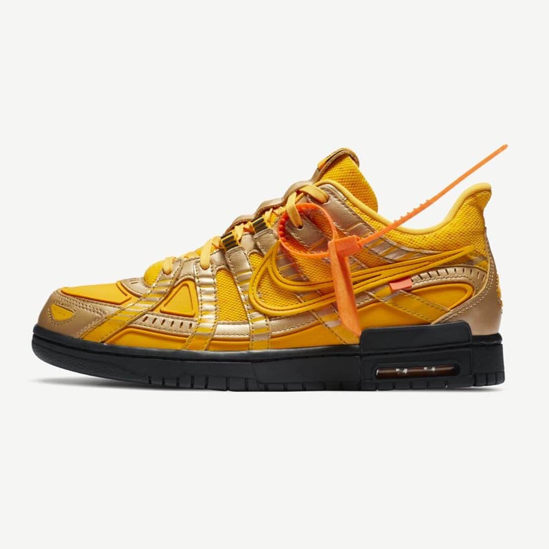 HYPEBEASTさんのインスタグラム写真 - (HYPEBEASTInstagram)「@hypebeastkicks: Here’s an official look at the @off____white x @nike Air Rubber Dunk “University Gold.” The hybrid silhouette is centered around elements of the @nikesb Dunk with visual characteristics of the P-6000 sneaker. Distinct features include rubberized midfoot Swooshes and Nike Air branding at the rear, “NIKE OFF” tongue tags, Helvetica industrial text printing on the medial midfoot, and tacked on orange tabs. Mark your calendars for its official release on October 1 for $180 USD.⁠⠀ Photo: Nike」10月1日 17時11分 - hypebeast