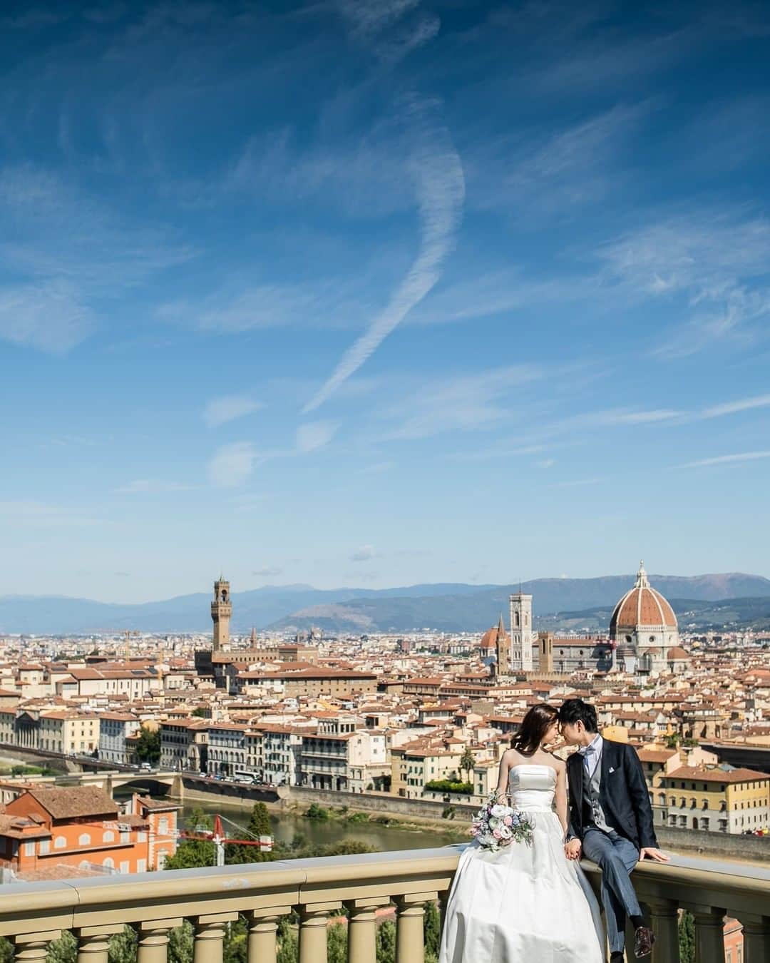 ラヴィ•ファクトリーさんのインスタグラム写真 - (ラヴィ•ファクトリーInstagram)「【写真で叶える結婚式】 . 中世の美しい街並みを今も残している イタリアの街「フィレンツェ」  そんな歴史的なロケーションでの撮影は おふたりのラブストーリーに華を添えます..* —————— ラヴィファクトリーフィレンツェ: @firenze_laviephotography  AREA:ITALY,FIRENZE —————— @laviefactoryをフォローして #laviefactory #ラヴィファクトリー のハッシュタグをつけて お写真を投稿してみてくださいね✳︎ . こちらの公式IG（@laviefactory） で取り上げさせていただきます✨ #wedding#weddingphotography #ラヴィファクトリー #laviefactory #photo #生きる写真 #ハートのある写真 #instawedding #結婚写真 #ウェディング #ウェディングフォト #撮影指示書 #ロケーションフォト #前撮り #プレ花嫁 #結婚準備 #写真好きな人と繋がりたい #フォトウェディング #卒花 #前撮り #後撮り #ウェディングニュース #プラコレ  #フィレンツェ #フィレンツェ前撮り #おしゃれ花嫁 #海外ウェディング #ハネムーン #ミケランジェロ広場」10月1日 17時14分 - laviefactory