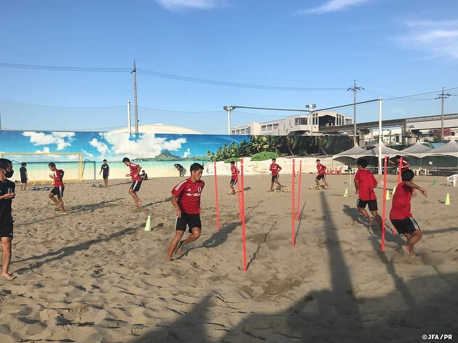 日本サッカー協会さんのインスタグラム写真 - (日本サッカー協会Instagram)「#ビーチサッカー日本代表 候補、トレーニングキャンプ前半を終了  #茂怜羅オズ 監督の新体制のもと始まったビーチサッカー日本代表候補のトレーニングキャンプは3日目を終了し半分を折り返しました。  トレーニングキャンプ2日目には、これまで長く代表チームに招集されている選手も「恐らく初めて」と言う、1日3回のトレーニングを行いました。新型コロナウイルスの影響もあり、監督就任からチーム立ち上げの今回の活動までなかなかトレーニングキャンプを実施出来なかったこともあり、茂怜羅監督からは「来年3月のAFCビーチサッカー選手権まで時間が無い。その中でハードなスケジュールにどこまで選手達が対応出来るか」という言葉通り、戦術メニューから紅白戦という流れで選手たちの対応力を見極めていきました  トレーニングキャンプ3日目は午前・午後2回のトレーニングを行いました。この日も戦術的なメニューを中心に、今回初めてビーチサッカー日本代表の活動に帯同する、#阿部陽輔 GKコーチにより、フィールドプレーヤーより30分ほど早くトレーニングを開始するGK陣のみのメニューや、#武井敦彦 フィジカルコーチによる体幹トレーニング・サーキットトレーニングを織り交ぜながら、3日目も充実した内容で活動を終えました。  #daihyo #jfa #beachsoccer」10月1日 17時14分 - japanfootballassociation