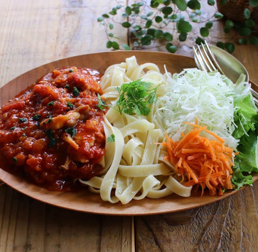 Atsukoのインスタグラム：「Today's lunch 2020.10.01 ･ ･ チキンのトマト煮フィットチーネ添え ラペとサラダ ･ ･ チキンのトマト煮を作ろうと思い作り始めたはいいけど、トマト缶がなかった😂😂 なので慌てて朝買いにいくとゆー。 セブンに無かったので、別の店へ。 2件ハシゴしました。 今日仕事だったのに😭😭 今日から10月。 今月も宜しくお願いします✨✨」