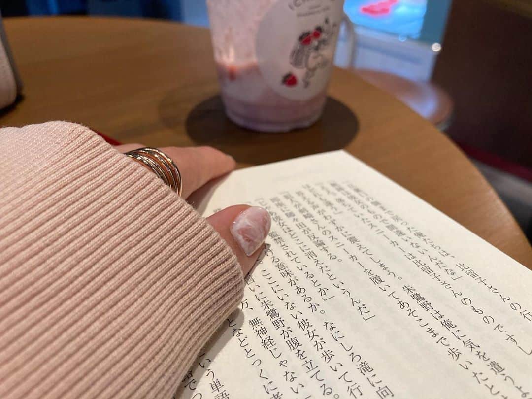 荒木悠衣のインスタグラム：「- 束の間のなんちゃらってやつ 私はミステリーが好き📚」