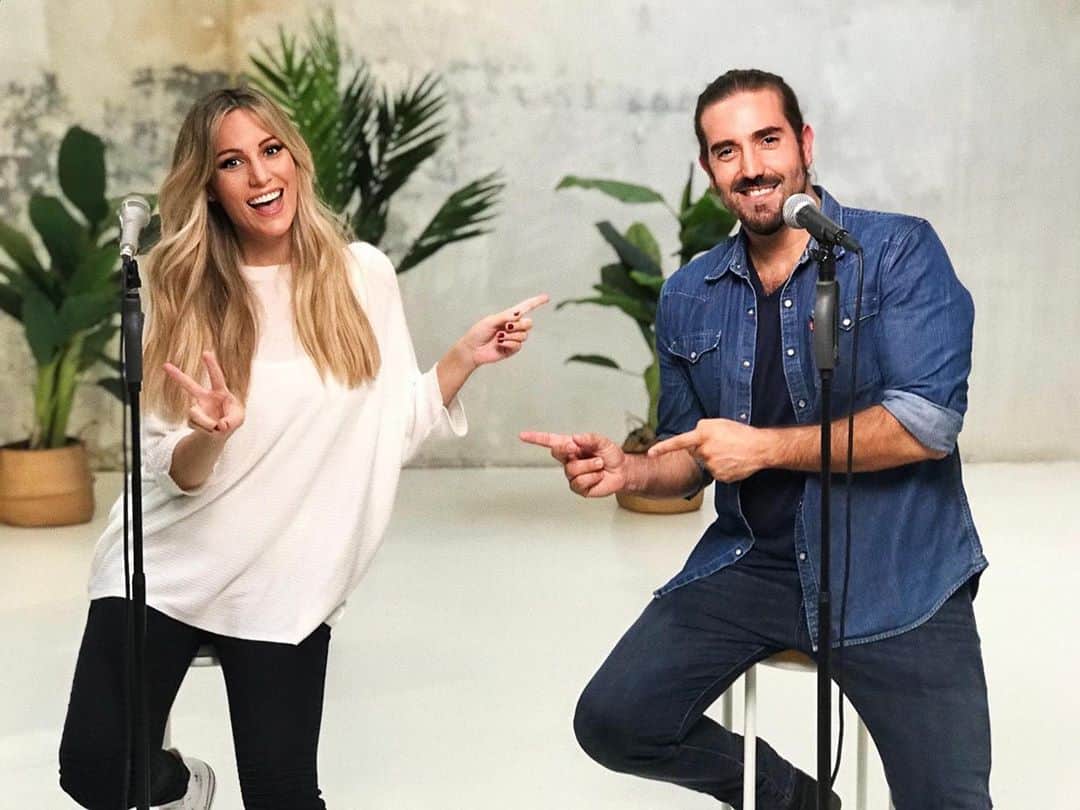 のインスタグラム：「No puedo estar más agradecida de poder compartir momentos y canciones contigo!! Eres maravilloso!! @andressuarezoficial Gracias por tanto!!💙 Muy pronto podréis ver el directo que hemos grabado hoy con tanto cariño para todos vosotros!!!💖💖💖💖 #CierraAlSalir」