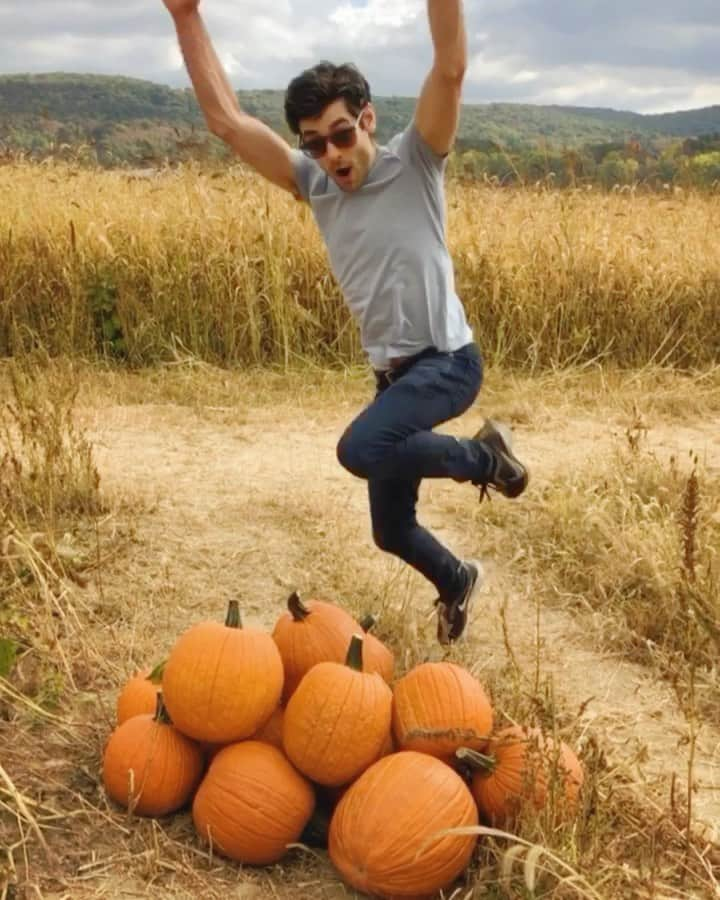 ブレンダン・ロビンソンのインスタグラム：「Jumping into #October like... 🍂🎃 🍁  . . . #fall #autumn #fun #pumkin #pumkinpatch #halloween #autumncolors #autumnvibes」