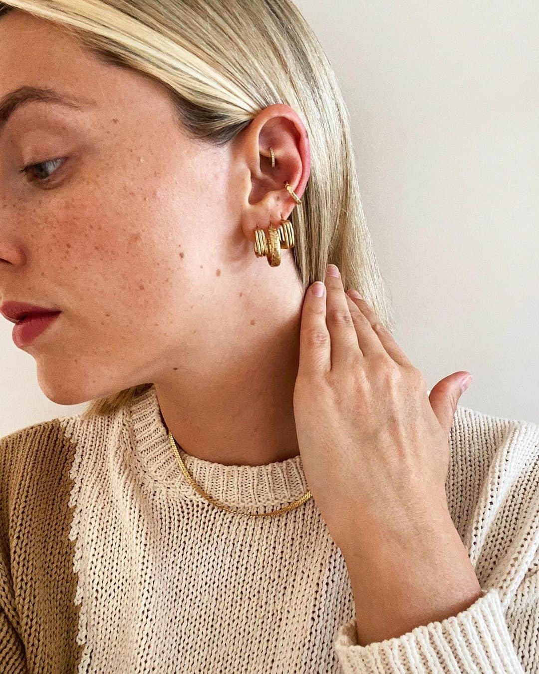 Estée Lalondeのインスタグラム：「Stacked ✨ top tip - wear two of the same earring on one side. Easy way to layer up an ear stack and don’t be afraid to rock mixed up earrings! These are my @daisy_jewellery Sisterhood Huggies, Thea Huggie and Thea Hoop earrings + ear cuff  #esteelalondeXdaisy ✨ #linkinbio {ad•brand collab}」