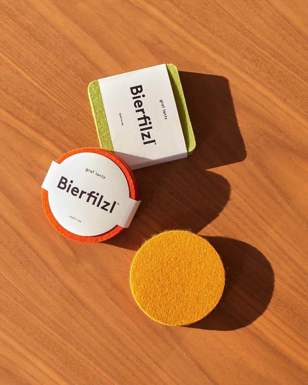 グラフ&ランツのインスタグラム：「Ever wondered why we call our coasters “Bierfilzl”? Well, the name meaning “beer felt” dates back to 19th century Bavaria, where they would use felt as coasters in taverns. To top off your informational lesson for the day, the Merino wool felt we use isn’t just historically inspired, it’s anti-bacterial, antimicrobial, super absorbent, and - of course - it looks really cool. Tap the image and try it out on your tabletop.」
