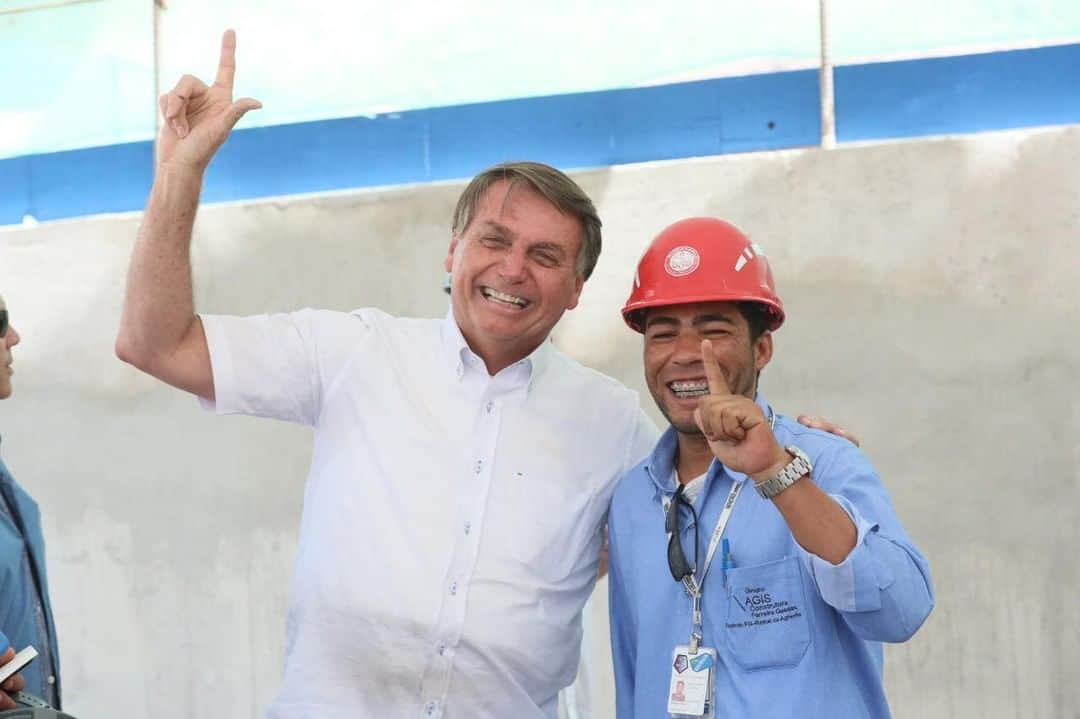 ジルマ・ルセフさんのインスタグラム写真 - (ジルマ・ルセフInstagram)「O Presidente Jair Bolsonaro visitou as obras do Ramal do Agreste na estação de bombeamento VII (EBVII-1), em Sertânia (PE). A estrutura, que também será receptora das águas do Eixo Leste, está com 70,6% de execução e já recebeu R$ 904,7 milhões do Governo Federal desde o início de 2019. Fotos: Isac Nóbrega/PR」10月2日 3時04分 - presidenciadobrasil