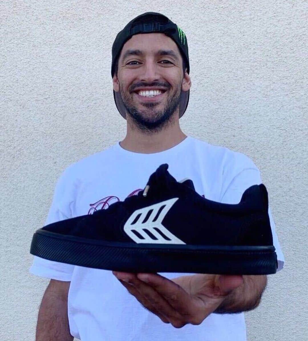 ケビン・ホーフラーのインスタグラム：「Loving my new CATIBA Pros from @Cariuma. These shoes are insanely comfy and have me skating all day 💚」