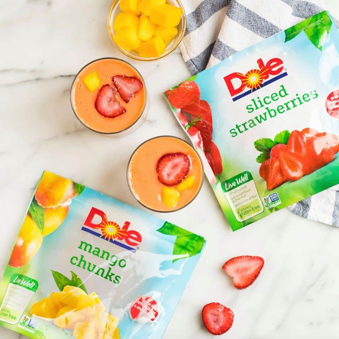 Dole Packaged Foods（ドール）さんのインスタグラム写真 - (Dole Packaged Foods（ドール）Instagram)「Sip on some ☀️ with this delicious smoothie recipe from @WellPlated! 🍓   INGREDIENTS:⁣ - 2 cups @dolesunshine Frozen Sliced Strawberries⁣ - 1 1/2 cups @dolesunshine Frozen Mango Chunks⁣ - 1/2 cup chopped carrots or baby carrots⁣ - 1 1/2 cups unsweetened almond milk or milk of choice, plus additional as needed⁣ - 1 tablespoon freshly squeezed lemon juice or 1/4 cup freshly squeezed orange juice (if using orange juice, reduce the almond milk to 1 1/4 cups)⁣ ⁣ INSTRUCTIONS: ⁣ Place all of the ingredients in your blender: strawberries, mangos, carrots, almond milk, and lemon juice. Blend until smooth. Enjoy immediately.」10月2日 3時10分 - dolesunshine