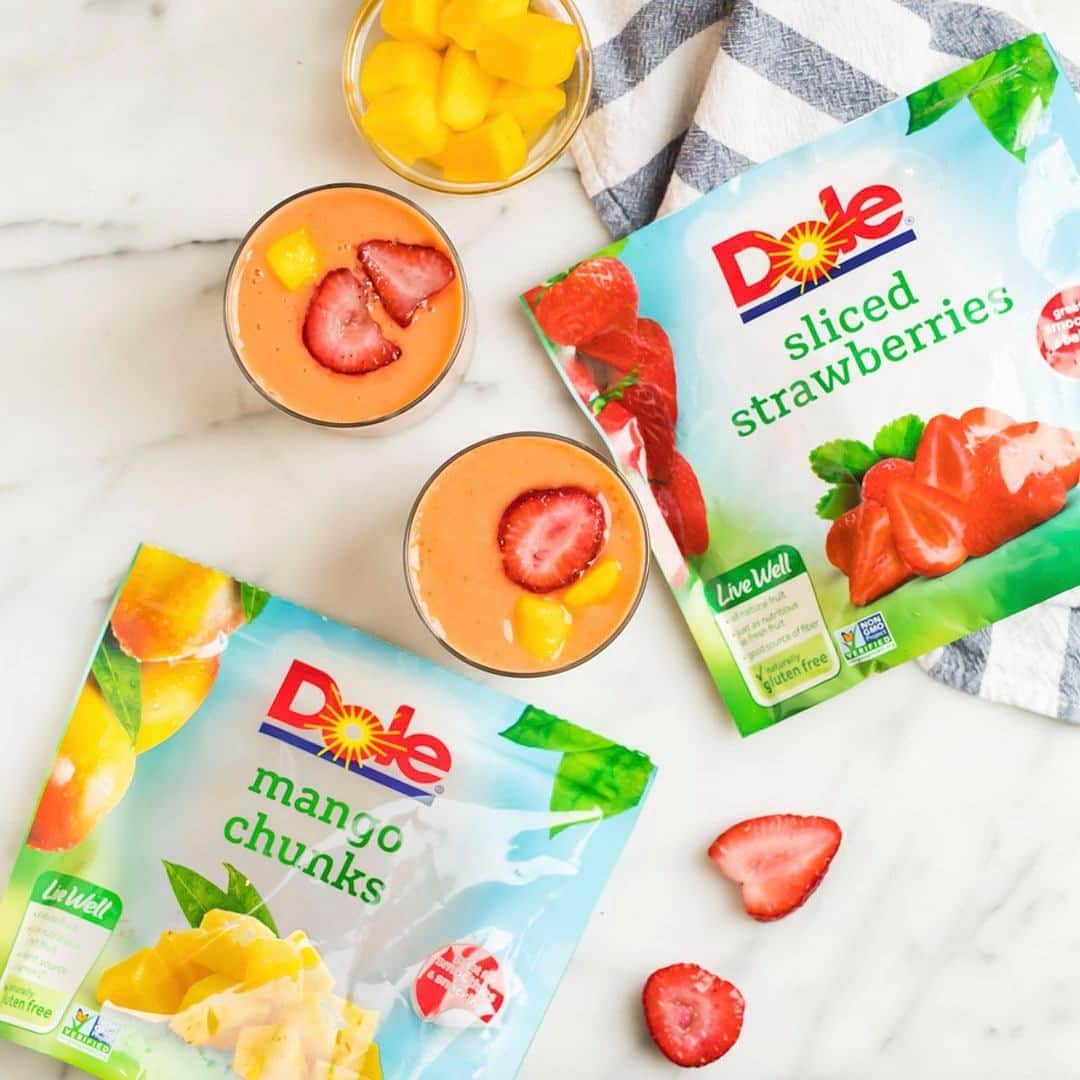 Dole Packaged Foods（ドール）のインスタグラム：「Sip on some ☀️ with this delicious smoothie recipe from @WellPlated! 🍓   INGREDIENTS:⁣ - 2 cups @dolesunshine Frozen Sliced Strawberries⁣ - 1 1/2 cups @dolesunshine Frozen Mango Chunks⁣ - 1/2 cup chopped carrots or baby carrots⁣ - 1 1/2 cups unsweetened almond milk or milk of choice, plus additional as needed⁣ - 1 tablespoon freshly squeezed lemon juice or 1/4 cup freshly squeezed orange juice (if using orange juice, reduce the almond milk to 1 1/4 cups)⁣ ⁣ INSTRUCTIONS: ⁣ Place all of the ingredients in your blender: strawberries, mangos, carrots, almond milk, and lemon juice. Blend until smooth. Enjoy immediately.」