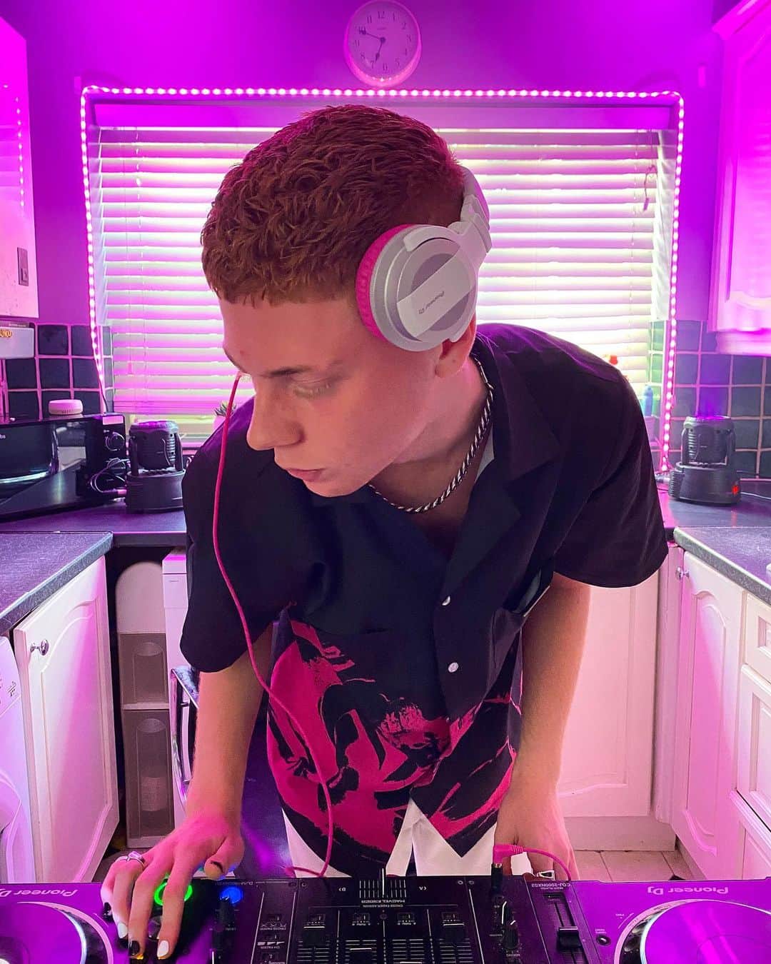のインスタグラム：「we getting locked down again so we bringing kitchen radio back? the kitchen ready, i’m ready, the hdj-cue1’s ready. are you? #mystylemycue」