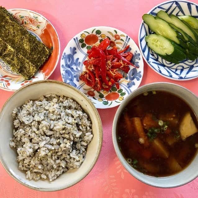 なでしこ健康生活さんのインスタグラム写真 - (なでしこ健康生活Instagram)「Repost from @nozomi_goto26   なでしこ健康生活炊飯器での初炊飯は﻿ 5分づき米と雑穀を炊いてみました。﻿ お米は5分づきにしています。﻿ ﻿ 酵素玄米は少し日数を置くことになるので﻿ 待ちきれず、﻿ まずは普通にご飯を炊いてみました。﻿  ﻿ 雑穀と麻炭を入れているので、若干変な色合いですが、﻿ もちもちして美味しいご飯が炊きあがって感動♡﻿ 1合でも美味しく炊けます✨ ﻿  🍚自家製お味噌のお味噌汁﻿ 🍚自家製の糠漬け﻿ 🍚ピーマンの炒め物﻿ 🍚のり﻿ 写真に入れ忘れましたが、ここに自家製の梅干しを一緒に﻿ ﻿ ﻿ 有機栽培のお野菜や原料で作ったものばかり。﻿ 素朴なご飯ですが、﻿ ちょっとしたことが自分を思いやる食事に繋がるのだと思います。﻿ こういうの贅沢~幸せ~と言いながらいただきました。﻿ ﻿ ごちそうさまでした。﻿ ﻿  #なでしこ健康生活公式アンバサダー #なでしこ健康生活 #免疫アップレシピ　#宅メシ　#酵素玄米  #酵素玄米炊飯器　#発芽玄米炊飯器　#発酵発芽玄米 #発芽酵素玄米  #発酵玄米 #寝かせ玄米 #酵素玄米ごはん　#玄米　#玄米酵素ブレンド　#炊飯器レシピ　#発酵食　#玄米食 #おうちごはん #オーガニック #免疫力アップ #インナービューティー #腸活 #健康美食 #ローフード #ベジ #ビューティーソウルフード #ビューティーソウルフードデザイナー @nadeshiko_healthy_life @beaty_soulfood_nozomi @nozomi_goto26」10月2日 3時15分 - nadeshiko_healthy_life