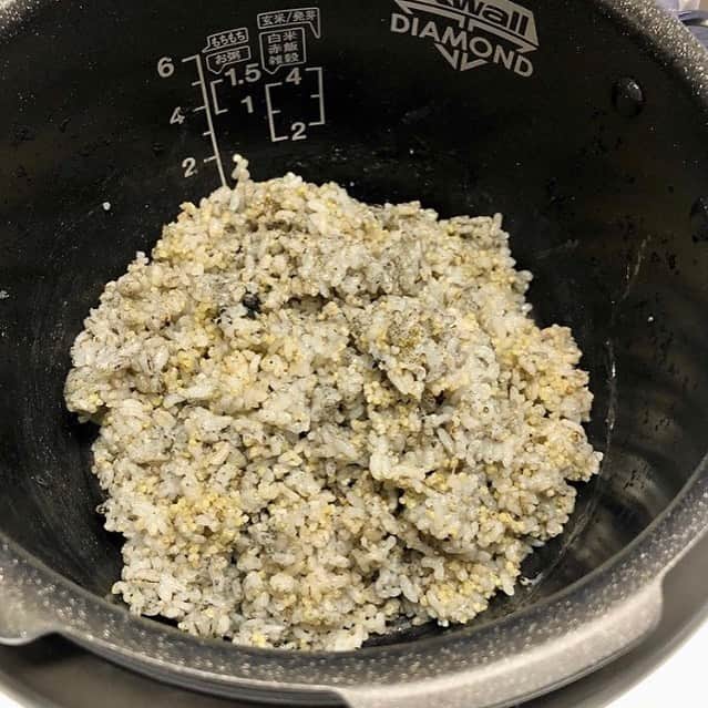 なでしこ健康生活さんのインスタグラム写真 - (なでしこ健康生活Instagram)「Repost from @nozomi_goto26   なでしこ健康生活炊飯器での初炊飯は﻿ 5分づき米と雑穀を炊いてみました。﻿ お米は5分づきにしています。﻿ ﻿ 酵素玄米は少し日数を置くことになるので﻿ 待ちきれず、﻿ まずは普通にご飯を炊いてみました。﻿  ﻿ 雑穀と麻炭を入れているので、若干変な色合いですが、﻿ もちもちして美味しいご飯が炊きあがって感動♡﻿ 1合でも美味しく炊けます✨ ﻿  🍚自家製お味噌のお味噌汁﻿ 🍚自家製の糠漬け﻿ 🍚ピーマンの炒め物﻿ 🍚のり﻿ 写真に入れ忘れましたが、ここに自家製の梅干しを一緒に﻿ ﻿ ﻿ 有機栽培のお野菜や原料で作ったものばかり。﻿ 素朴なご飯ですが、﻿ ちょっとしたことが自分を思いやる食事に繋がるのだと思います。﻿ こういうの贅沢~幸せ~と言いながらいただきました。﻿ ﻿ ごちそうさまでした。﻿ ﻿  #なでしこ健康生活公式アンバサダー #なでしこ健康生活 #免疫アップレシピ　#宅メシ　#酵素玄米  #酵素玄米炊飯器　#発芽玄米炊飯器　#発酵発芽玄米 #発芽酵素玄米  #発酵玄米 #寝かせ玄米 #酵素玄米ごはん　#玄米　#玄米酵素ブレンド　#炊飯器レシピ　#発酵食　#玄米食 #おうちごはん #オーガニック #免疫力アップ #インナービューティー #腸活 #健康美食 #ローフード #ベジ #ビューティーソウルフード #ビューティーソウルフードデザイナー @nadeshiko_healthy_life @beaty_soulfood_nozomi @nozomi_goto26」10月2日 3時15分 - nadeshiko_healthy_life