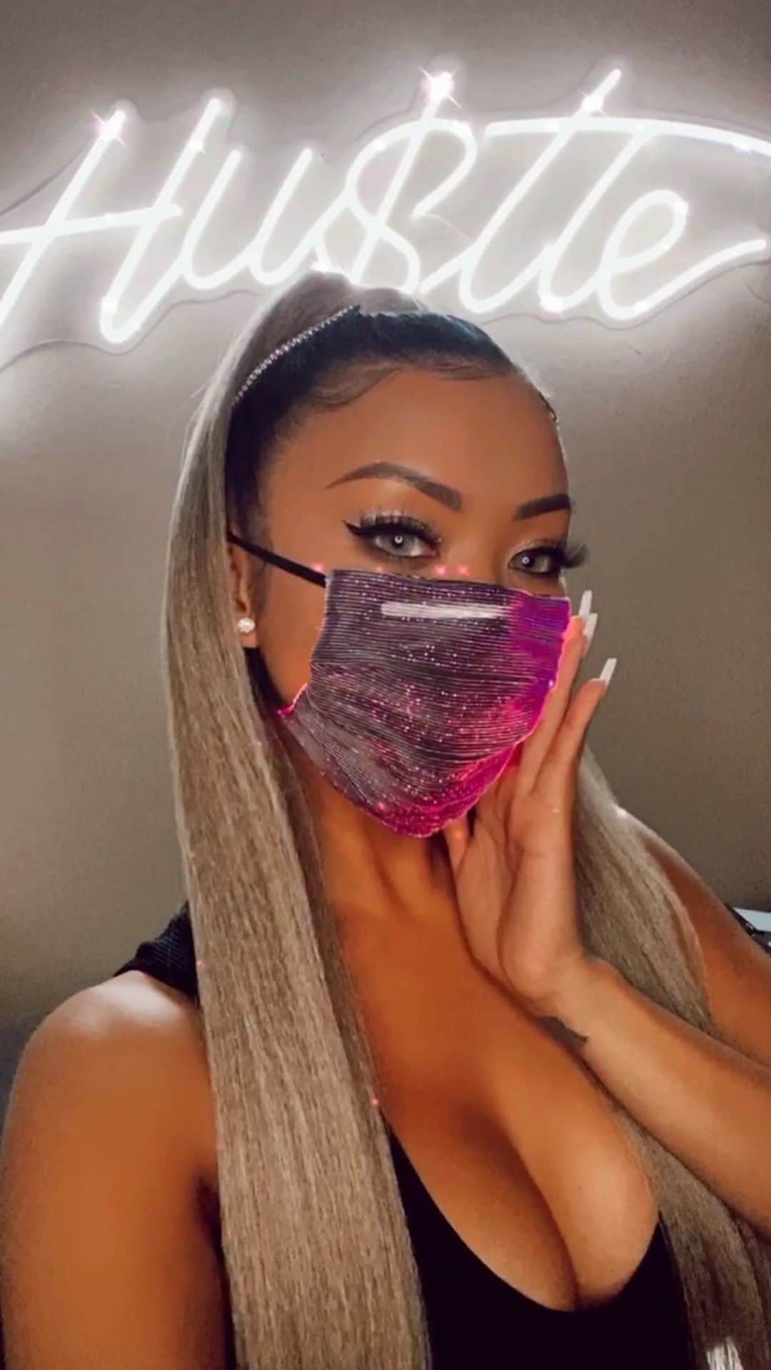 リアン Vのインスタグラム：「Happy October 1st! Surprise drop on @shoplianev ✨ New limited edition Flashing Lights masks are available now! 😍」