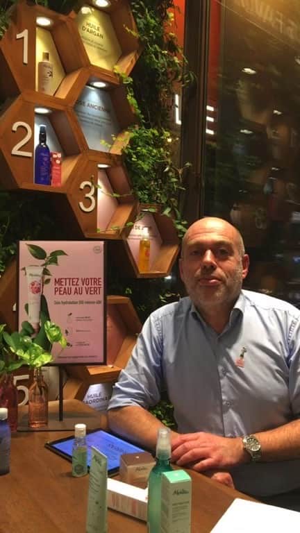 Melvita Officialのインスタグラム：「Notre Expert Beauté Didier Thevenin vous retrouve pour notre Master Class Melvita : Mettez votre peau au vert 🌿  Un moment d’échange inédit où vous aurez l’occasion de poser toutes vos questions 😊  Au programme :  - Présentation de notre marque et du label Cosmébio - Réponse à toutes vos questions sur la cosmétique biologique : ingrédients, formulations, bénéfices, conseils d’utilisation, etc ... - Échange avec nos invités de la soirée 🎉  #melvitafamily #biodepuistoujours #mettezvotrepeauauvert #startorganic #beautebioetsaine #cosmebio #cleanbeauty #madeinfrance」