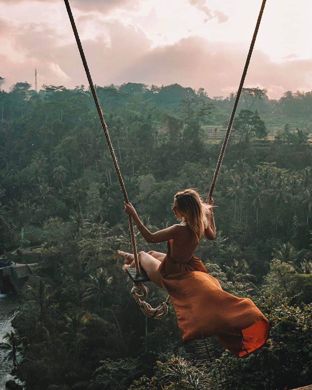 Kapten & Sonさんのインスタグラム写真 - (Kapten & SonInstagram)「'Swing life away.' 💚  @meryldenis enjoying life on bali. 💫#bekapten #kaptenandson⁠ .⁠ .⁠ .⁠ #swing #travel #traveling #traveladdicted #inspiration #discover #explore #beautifulplaces #bali」10月2日 3時30分 - kaptenandson