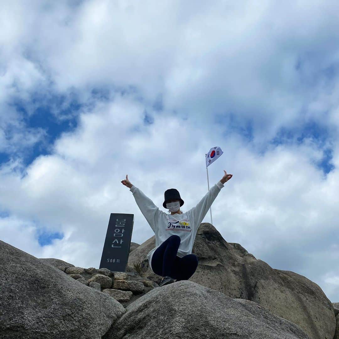 ムン・イェウォンのインスタグラム：「Saying FLY ME TO THE MOON on top of mountain 🌙 이 날은 구름이 많아서 등산하기도 좋았는데 하늘 사진이 너무 예쁘게 나왔어요 🌤 #채도25」