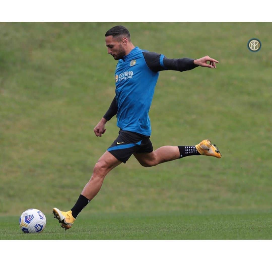 ダニーロ・ダンブロージオさんのインスタグラム写真 - (ダニーロ・ダンブロージオInstagram)「⚽️ 🏃‍♂️💨 Training Day @inter #inter#training#amala 🖤💙」10月2日 3時30分 - danilodambrosioreal