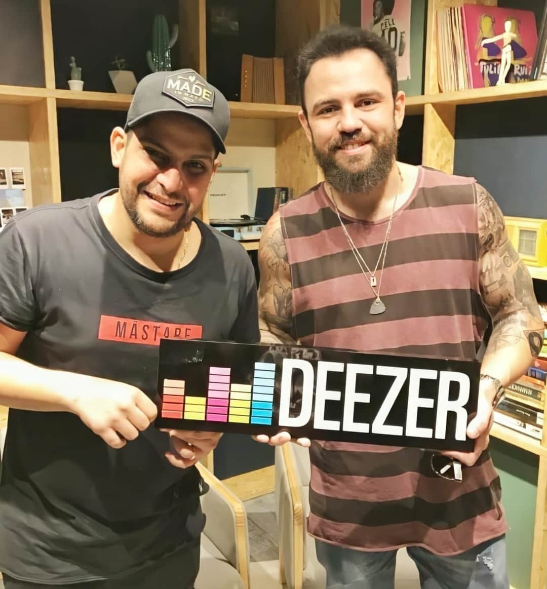 Jorge & Mateusさんのインスタグラム写真 - (Jorge & MateusInstagram)「Esse #tbt na @deezerbr é pra lembrar vocês de irem ouvir nossas músicas lá na plataforma. Aproveitem e compartilhem nos stories pra gente repostar. Bora?」10月2日 3時30分 - jorgeemateus