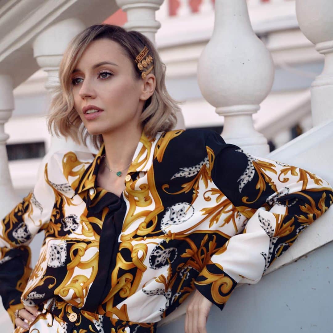 Nataly Osmannのインスタグラム：「«... we are here to save our souls..” Leo Tolstoy.  Wearing @versace  Photo @sunny_blossom  Muah @kirillshabalin   На днях слушала лекцию Быкова про Льва Николаевича и никак не выйдет из головы одна фраза, звучит примерно так: «..суть человеческого пребывания на земле - сохранение своей души..» , того света с которым мы рождаемся, не потерять, развить, возможно и усилить. что скажете ?」