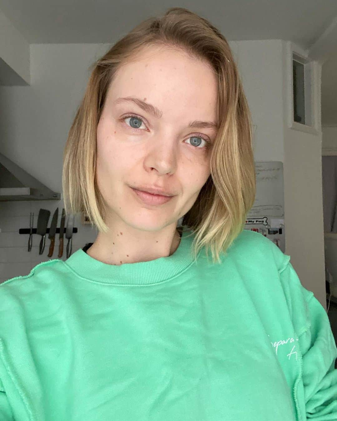 スヴェア・ベルリーのインスタグラム：「Shoulda steamed this sweater 🧖🏼‍♀️  #nomakeup #nofilter」