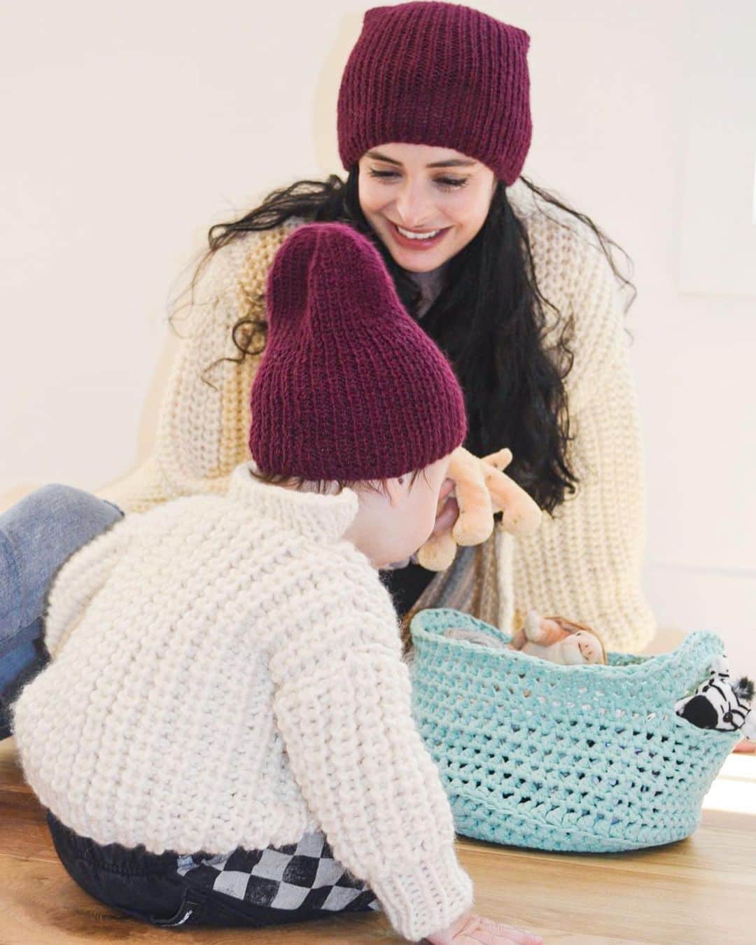 クリステン・リッターさんのインスタグラム写真 - (クリステン・リッターInstagram)「Mommy and Mini Me knitting (and crochet) kits!!!! I am so excited for KNITTING SEASON and to be launching my new collaboration with @weareknitters !! This is my favorite line YET because it includes my darling angel baby. 👼🏻🍁🍂 I love our matching looks so much and this is so fun as a new mommy. (You also don’t need a baby to make this chic sweater hat or basket!) Cozy up knitters and crocheters! It’s October! #krystenknitter #krystenkrochet #knittersofinstagram #crochetersofinstagram LINK IN BIO!!!」10月2日 3時52分 - therealkrystenritter