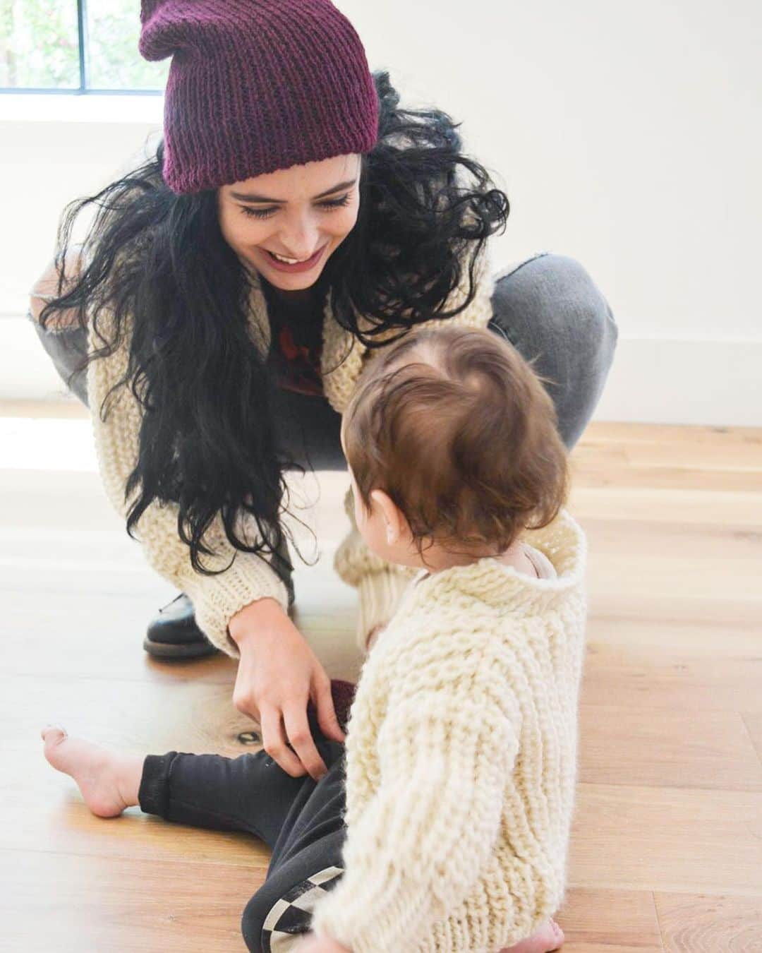 クリステン・リッターさんのインスタグラム写真 - (クリステン・リッターInstagram)「Mommy and Mini Me knitting (and crochet) kits!!!! I am so excited for KNITTING SEASON and to be launching my new collaboration with @weareknitters !! This is my favorite line YET because it includes my darling angel baby. 👼🏻🍁🍂 I love our matching looks so much and this is so fun as a new mommy. (You also don’t need a baby to make this chic sweater hat or basket!) Cozy up knitters and crocheters! It’s October! #krystenknitter #krystenkrochet #knittersofinstagram #crochetersofinstagram LINK IN BIO!!!」10月2日 3時52分 - therealkrystenritter