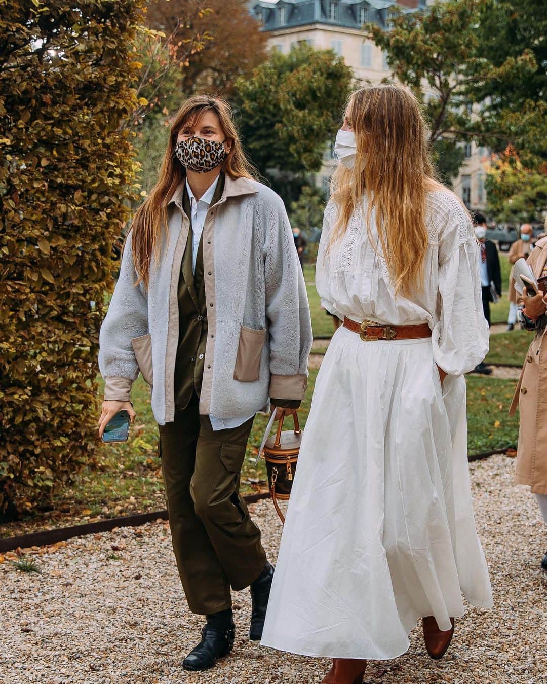 Vogue Runwayさんのインスタグラム写真 - (Vogue RunwayInstagram)「There is a laid-back vibe at Paris Fashion Week this season, at least as far as street style is concerned. The show goers are serving up effortlessly cool looks, like jeans and colorful knits, as well as fleece jackets and billowy pouf sleeve dresses. Click the link in our bio to see all of the chic snapshots from our woman on the ground in Paris @styledumonde.」10月2日 3時54分 - voguerunway