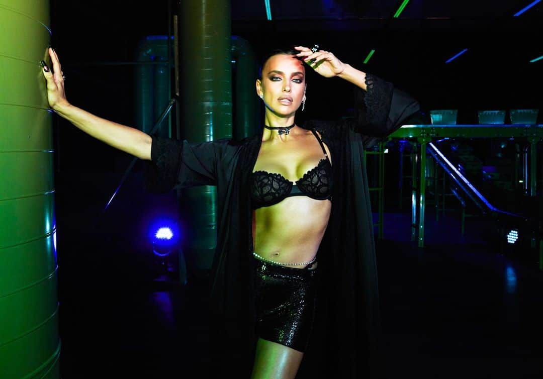 イリーナ・シェイクさんのインスタグラム写真 - (イリーナ・シェイクInstagram)「Almost here.. #SAVAGEXFENTYSHOW VOL. 2 Tomorrow 💚💚 @savagexfenty @amazonfashion @amazonprimevideo #SavageNotSorry @alikavoussi」10月2日 3時54分 - irinashayk