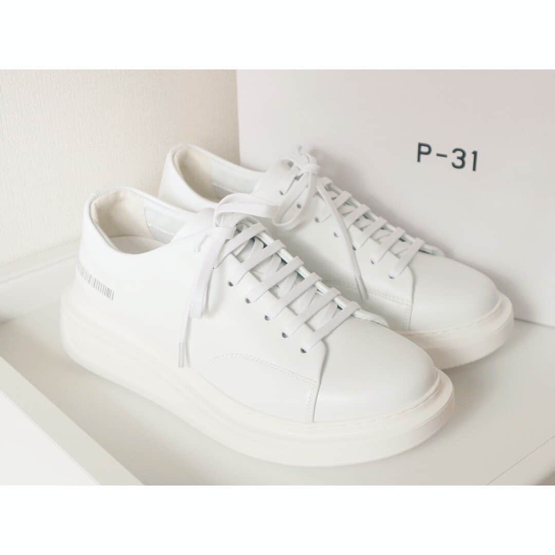のインスタグラム：「👟 #p31 ✨ 25cmじゃないと入らなかった靴😢 （何故足だけでかいんだろう。） サイズ変更が非常に大変だったけど可愛いので満足☺️❤️ そして、alexander mcqueenは高いので我慢😣」