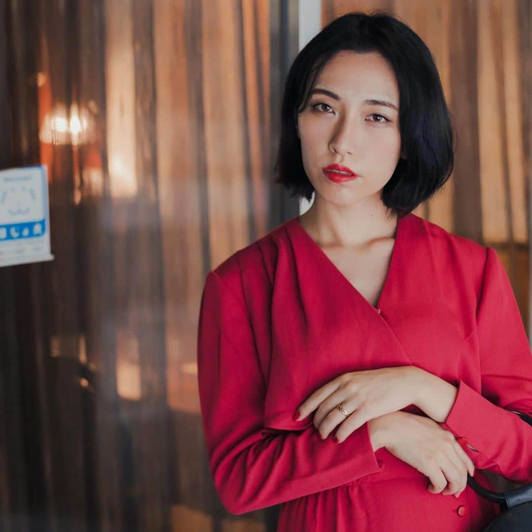 RIKAPEPEのインスタグラム：「講談社FORZA STYLE様での新連載『大人の純喫茶ぺぺ』（恋愛相談所 @kissa_pepe ）が更新されました☕️💘 ・ 今回のテーマは、 【男女で違う、過去の恋愛との向き合い方】 ・ あの昭和の名曲と共にお届けさせていただきました。皆様の憩いの場になれますと嬉しいです。恋愛のご相談もゆるっと募集しております👩‍❤️‍💋‍👨💕 ・ ☑︎コラムは、プロフィールのリンクより、お読みいただけます🙇‍♀️ https://forzastyle.com/articles/-/60069  #イミテーションゴールド #阿木燿子  #宇崎竜童  #山口百恵  ・ @forzastylecom  Photo by： 高松 祐太さん @yutatakamatsu_ch111  加藤 修平さん @katie_san3  Illustration by：酒井 恵理さん @sakaisalie」