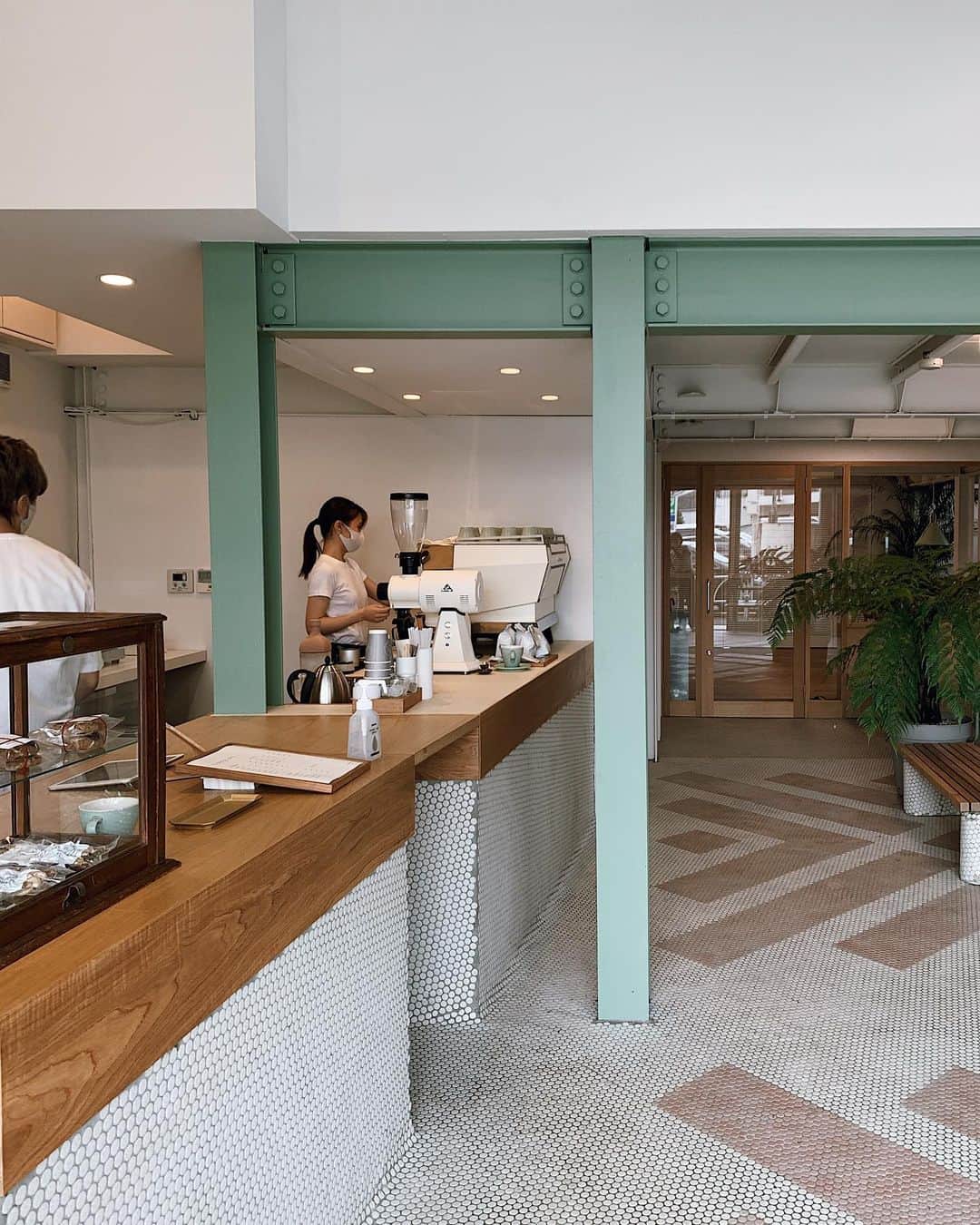 のインスタグラム：「kuppogyaphy//等々力 フォトスタジオに併設されたカフェ🌿 大きなガラス扉から入る陽の光が とっても気持ちよくて、 開放感のある心地いいお店🌼 ㅤ @kuppography_coffee #kuppogyaphy #クッポグラフィー ※営業状況やメニューなど詳細は、 各アカウントでご確認ください それぞれができる形で大好きなカフェを応援しよう！ #コロナフードアクション」