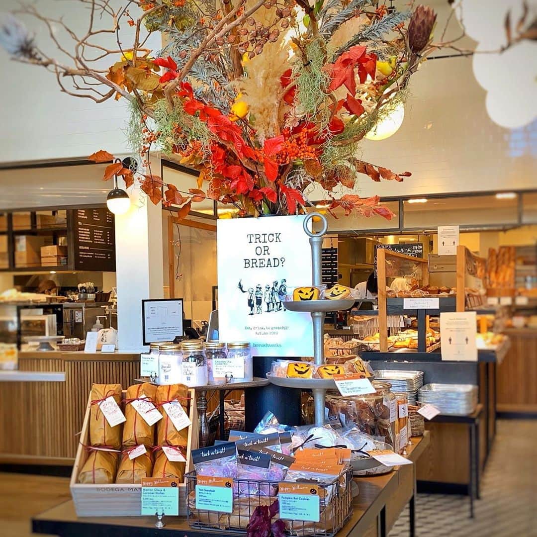 TYSONS&COMPANYさんのインスタグラム写真 - (TYSONS&COMPANYInstagram)「・ 【AUTUMN FAIR START】  10/1(木)より、TYSONS & COMPANYのカフェ、ベーカリーにて秋のフェアを開催いたします！  ハロウィンに向けてお店のディスプレイもかぼちゃ一色！の空間に。  美味しい商品の数々と、各店舗ならではのサービスを楽しみながら、食欲の秋、タイソンズの秋の味覚を存分に味わってみてください！   Eat, drink and be grateful!  詳細は各店のアカウントにて随時投稿いたします！ @breadworks_lilycakes  @no.4_kojimachi  @the_roastery_by_nozycoffee   ・ ・ ■開催期間 10/1(木)～ 11月中旬  ■開催店舗 breadworks (天王洲,表参道,ecute品川) crisscross No. 4 THE ROASTERY BY NOZY COFFEE  #breadworks #crisscross #no.4 #theroastery #tysonsandcompany  #収穫祭 #autumnfair #madeintokyo #tokyocafe #tokyobakery」10月1日 19時09分 - tysonsandcompany
