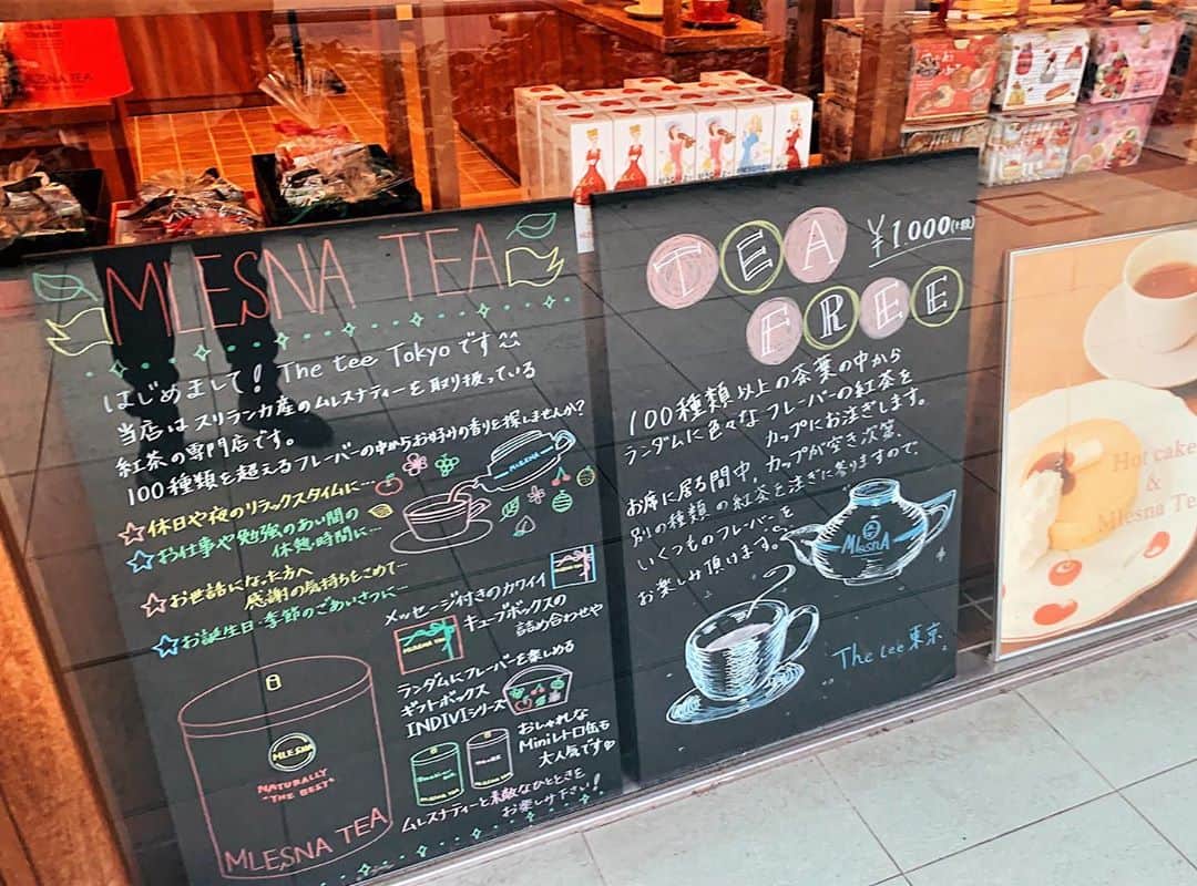 唯一無二の絶品グルメさんのインスタグラム写真 - (唯一無二の絶品グルメInstagram)「【The tee Tokyo】﻿ @東京：神楽坂駅から徒歩4分﻿ ﻿ 時間無制限の紅茶飲み放題を楽しめるお店。﻿ ﻿ 100種以上の紅茶を扱う専門店で、店内は紅茶の上品な香りが漂う素敵な空間！カップが空になると色んな種類の紅茶を次々とそいでもらえます！﻿ ﻿ アールグレイソースをかけるホットケーキとセットで堪能することも可能！﻿ ﻿ 紅茶飲み放題は単品1000円。﻿ ホットケーキとのセットは2200円です！﻿ ﻿ お店で紅茶を買うことも可能なので気に入ったものがあれば購入するのもいいかも！﻿ ﻿ ちなみに混雑時のみ2時間制になるので注意。 カウンター席もあるので1人でも入りやすいです！  質問などはコメントから気軽にどうぞ✏️ ﻿ 【コロナ対策】﻿ ※入口に消毒液設置﻿ ※店員さんのマスク着用﻿ ﻿ 📍東京都新宿区箪笥町30  #神楽坂カフェ #神楽坂グルメ  #紅茶専門店 #紅茶好き」10月1日 19時10分 - muni_gurume_japan